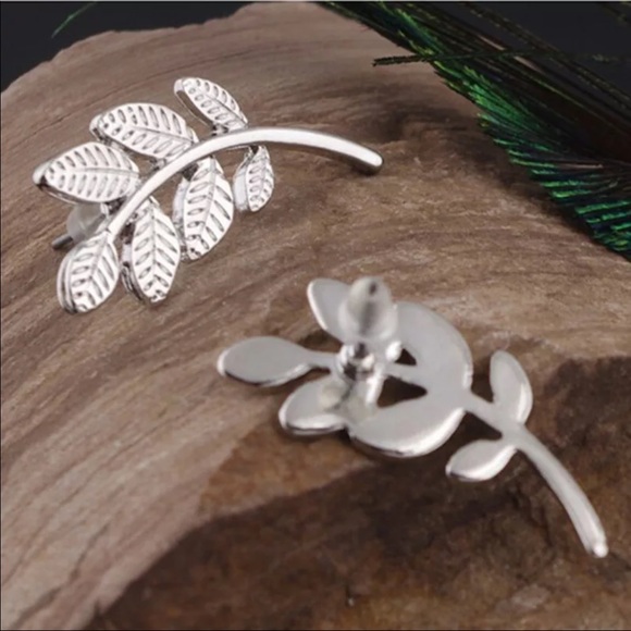 Gold leaf  branch cuff earring - Picture 5 of 5